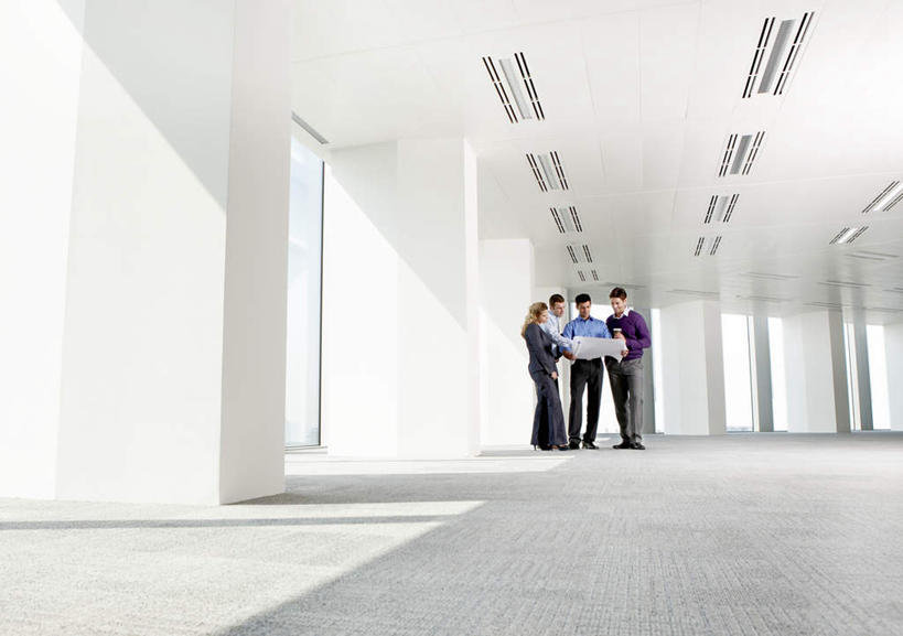 西方人,四个人,同事,商务人士,商务男性,商务女性,高楼大厦,站,说,横图,室内,白天,仰视,衬衫,讨论,成功,办公楼,合作,团队,集体,信心,天花板,大厦,建筑,摩天大楼,写字楼,杯子,欧洲,欧洲人,握,阴影,套装,反射,瓷器,图纸,影子,墙,咖啡杯,设计图,陶瓷制品,注视,队伍,墙壁,墙面,白色,楼宇,低头,观察,看,站着,商务楼,握着,观看,察看,领导,成就,关注,瓷杯,商务装,合伙,领袖,工程图,草图,蓝图,工薪阶层,交流,男人,男性,年轻男性,女人,女性,中年男性,中年女性,白种人,白领,上班族,设计,沟通,讲话,交谈,商讨,说话,谈话,站立,彩图,低角度拍摄,全身,衬衣,大楼,高层建筑,高楼,摩天楼