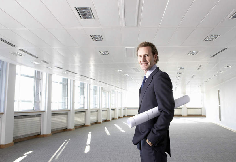 西方人,一个人,高楼大厦,站,笑,微笑,露齿笑,横图,室内,白天,侧面,办公楼,窗户,大厦,建筑,摩天大楼,写字楼,照明,欧洲,欧洲人,仅一个男性,仅一个人,仅一个中年男性,一排,许多,握,阴影,整齐,反射,图纸,影子,走道,走廊,过道,灯光,设计图,注视,顶灯,玻璃窗,灯,排列,灯具,楼宇,观察,看,站着,商务楼,握着,观看,照亮,察看,双手插袋,照明设备,队列,关注,手插袋,工程图,草图,蓝图,双手抄兜,双手放兜,男人,男性,中年男性,白种人,设计,插兜,两手抄兜,两手放兜,手插兜,手放口袋,站立,半身,彩图,大楼,高层建筑,高楼,摩天楼,手抄兜