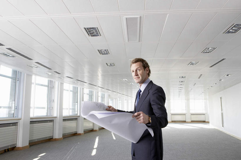 西方人,一个人,高楼大厦,站,笑,微笑,露齿笑,横图,室内,白天,侧面,办公楼,窗户,大厦,建筑,摩天大楼,写字楼,照明,欧洲,欧洲人,仅一个男性,仅一个人,仅一个中年男性,一排,许多,握,阴影,整齐,反射,图纸,影子,走道,走廊,过道,灯光,设计图,注视,顶灯,玻璃窗,灯,排列,灯具,楼宇,观察,看,站着,商务楼,握着,观看,照亮,察看,照明设备,队列,关注,工程图,草图,蓝图,男人,男性,中年男性,白种人,设计,站立,半身,彩图,大楼,高层建筑,高楼,摩天楼