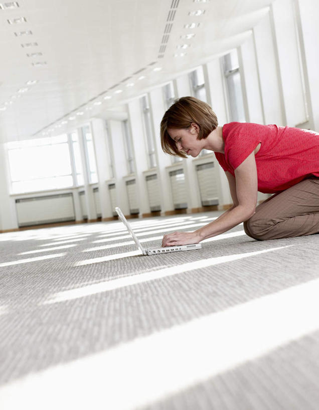 西方人,一个人,商务人士,商务女性,高楼大厦,跪,竖图,室内,白天,侧面,办公楼,电脑,笔记本电脑,窗户,落地窗,大厦,建筑,摩天大楼,写字楼,欧洲,欧洲人,仅一个女性,仅一个人,一排,许多,敲打,阴影,套装,整齐,反射,网络,影子,注视,输入,通讯设备,玻璃窗,排列,楼宇,打字,低头,观察,看,仅一个中年女性,商务楼,观看,点击,一台,敲击,察看,无线,队列,关注,通信设备,商务装,无线网络,无线上网,便携式电脑,工薪阶层,按键,手提电脑,女人,女性,中年女性,白种人,白领,上班族,跪着,半身,彩图,大楼,高层建筑,高楼,摩天楼