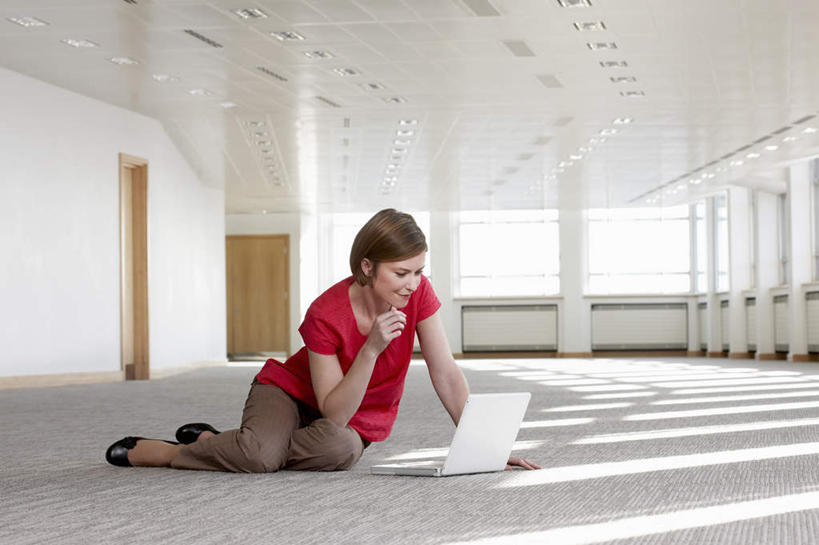 西方人,一个人,商务人士,商务女性,高楼大厦,跪,横图,室内,白天,正面,高跟鞋,时尚,办公楼,电脑,笔记本电脑,窗户,落地窗,大厦,建筑,摩天大楼,写字楼,鞋子,欧洲,欧洲人,仅一个女性,仅一个人,一排,许多,撑,敲打,阴影,套装,整齐,反射,网络,影子,托腮,注视,输入,通讯设备,玻璃窗,排列,楼宇,打字,低头,观察,看,托,仅一个中年女性,思考,商务楼,观看,点击,一台,敲击,察看,无线,队列,关注,时髦,托下巴,通信设备,商务装,无线网络,无线上网,便携式电脑,工薪阶层,思虑,时兴,按键,手提电脑,女人,女性,中年女性,白种人,白领,上班族,跪着,彩图,全身,大楼,高层建筑,高楼,摩天楼