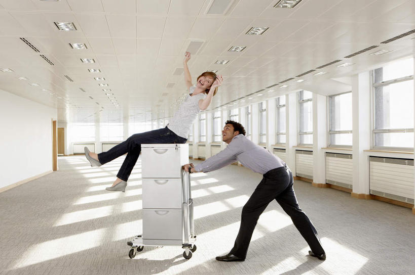 西方人,两个人,同事,商务人士,商务男性,商务女性,高楼大厦,坐,举,推,笑,微笑,露齿笑,横图,室内,白天,侧面,衬衫,成功,办公楼,合作,团队,集体,信心,窗户,柜子,落地窗,大厦,建筑,摩天大楼,写字楼,照明,欧洲,非洲,黑人,欧洲人,一排,许多,弯腰,阴影,套装,整齐,反射,材料,档案,文件,影子,灯光,队伍,顶灯,玻璃窗,灯,排列,资料,灯具,楼宇,托,商务楼,照亮,领导,照明设备,成就,队列,文档,商务装,合伙,领袖,档案柜,工薪阶层,弯身,男人,男性,年轻男性,女人,女性,中年女性,白种人,非洲人,白领,上班族,举起,举手,举着,向上举,向上伸,向上托,坐着,彩图,全身,衬衣,大楼,高层建筑,高楼,摩天楼