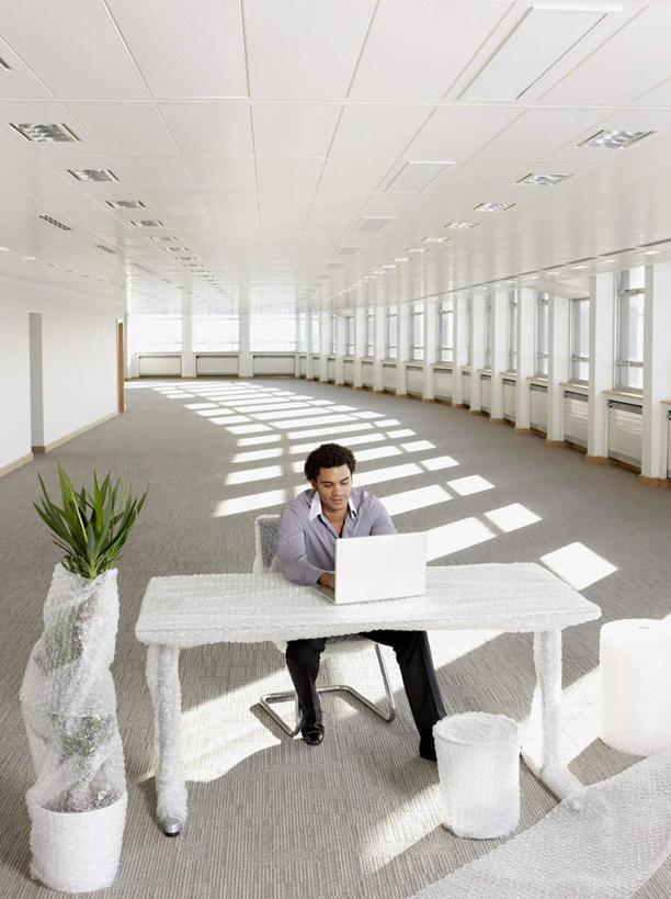 西方人,一个人,商务人士,商务男性,办公室,高楼大厦,坐,竖图,俯视,室内,白天,衬衫,办公楼,电脑,笔记本电脑,植物,窗户,家具,落地窗,桌子,大厦,建筑,摩天大楼,写字楼,椅子,照明,欧洲,非洲,黑人,欧洲人,仅一个男性,仅一个人,一排,许多,敲打,阴影,套装,整齐,反射,网络,盆栽,影子,办公桌,灯光,盆景,注视,输入,通讯设备,顶灯,玻璃窗,灯,排列,仅一个年轻男性,绿色,自然,会议椅,灯具,楼宇,打字,低头,观察,看,商务楼,生长,成长,观看,点击,一台,敲击,办公椅,照亮,察看,无线,照明设备,队列,关注,通信设备,商务装,无线网络,无线上网,便携式电脑,工薪阶层,办公家具,商务椅,培训椅,按键,手提电脑,男人,男性,年轻男性,非洲人,白领,上班族,坐着,彩图,高角度拍摄,全身,衬衣,大楼,高层建筑,高楼,摩天楼