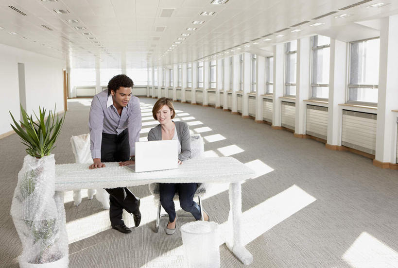 西方人,两个人,同事,商务人士,商务男性,商务女性,办公室,高楼大厦,站,坐,横图,室内,白天,正面,衬衫,成功,办公楼,合作,团队,集体,信心,电脑,笔记本电脑,植物,窗户,家具,落地窗,桌子,大厦,建筑,摩天大楼,写字楼,椅子,照明,欧洲,非洲,黑人,欧洲人,一排,许多,撑,敲打,阴影,套装,整齐,反射,网络,盆栽,影子,办公桌,灯光,盆景,注视,输入,通讯设备,队伍,顶灯,玻璃窗,灯,排列,绿色,自然,会议椅,灯具,楼宇,打字,低头,观察,看,站着,商务楼,生长,成长,观看,点击,一台,敲击,办公椅,照亮,察看,无线,领导,撑着,照明设备,成就,队列,关注,通信设备,商务装,无线网络,合伙,领袖,无线上网,便携式电脑,工薪阶层,办公家具,商务椅,培训椅,按键,手提电脑,男人,男性,年轻男性,女人,女性,中年女性,白种人,非洲人,白领,上班族,站立,坐着,彩图,全身,衬衣,大楼,高层建筑,高楼,摩天楼