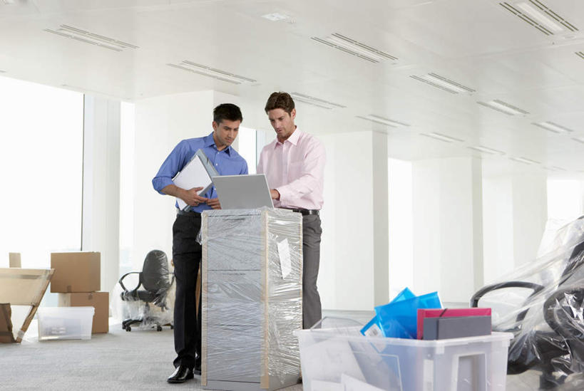 西方人,两个人,同事,商务人士,商务男性,高楼大厦,站,横图,室内,白天,正面,衬衫,成功,办公楼,合作,团队,集体,信心,电脑,笔记本电脑,窗户,柜子,落地窗,大厦,建筑,摩天大楼,写字楼,椅子,照明,欧洲,欧洲人,一排,许多,握,阴影,套装,整齐,反射,网络,包装,影子,纸箱,灯光,储物柜,注视,通讯设备,队伍,顶灯,玻璃窗,灯,排列,会议椅,容器,箱子,灯具,楼宇,低头,观察,看,站着,商务楼,握着,观看,一台,办公椅,照亮,察看,无线,领导,照明设备,成就,储存,队列,关注,纸板箱,通信设备,商务装,无线网络,合伙,领袖,无线上网,便携式电脑,工薪阶层,包装箱,商务椅,培训椅,储备,蕴藏,贮备,手提电脑,男人,男性,年轻男性,中年男性,白种人,白领,上班族,站立,彩图,全身,衬衣,大楼,高层建筑,高楼,摩天楼,贮存