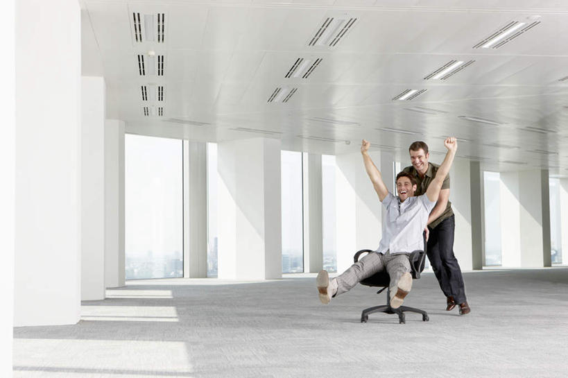 西方人,两个人,同事,商务人士,商务男性,商务女性,高楼大厦,坐,举,推,笑,微笑,露齿笑,横图,室内,白天,正面,衬衫,成功,办公楼,合作,团队,集体,信心,窗户,落地窗,大厦,建筑,摩天大楼,写字楼,椅子,照明,欧洲,欧洲人,一排,许多,弯腰,阴影,套装,整齐,反射,影子,灯光,队伍,顶灯,玻璃窗,灯,排列,会议椅,灯具,楼宇,托,商务楼,办公椅,照亮,领导,照明设备,成就,队列,商务装,合伙,领袖,工薪阶层,弯身,商务椅,培训椅,男人,男性,年轻男性,女人,女性,中年女性,白种人,白领,上班族,举起,举手,举着,向上举,向上伸,向上托,坐着,彩图,全身,衬衣,大楼,高层建筑,高楼,摩天楼