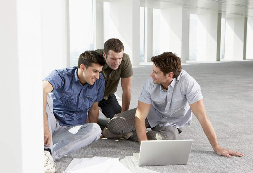 西方人,三个人,同事,商务人士,商务男性,高楼大厦,坐,笑,说,微笑,露齿笑,横图,室内,白天,正面,衬衫,讨论,成功,办公楼,合作,团队,集体,信心,电脑,笔记本电脑,窗户,落地窗,大厦,建筑,摩天大楼,写字楼,欧洲,欧洲人,一排,许多,撑,阴影,套装,整齐,反射,网络,影子,注视,通讯设备,队伍,玻璃窗,排列,楼宇,观察,看,商务楼,观看,一台,察看,无线,领导,撑着,成就,队列,关注,通信设备,商务装,无线网络,合伙,领袖,无线上网,便携式电脑,工薪阶层,交流,手提电脑,男人,男性,年轻男性,中年男性,白种人,白领,上班族,沟通,讲话,交谈,商讨,说话,谈话,坐着,半身,彩图,衬衣,大楼,高层建筑,高楼,摩天楼