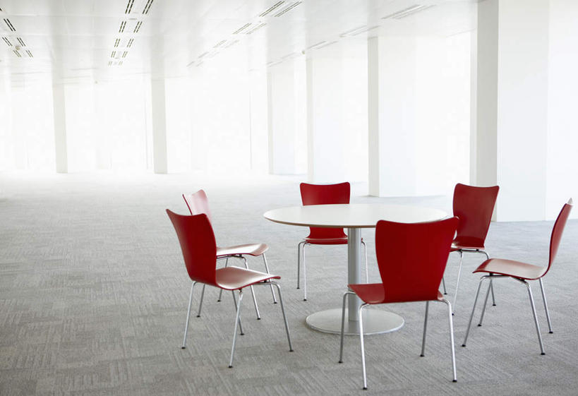 无人,办公室,高楼大厦,横图,室内,白天,正面,办公楼,窗户,家具,落地窗,桌子,大厦,建筑,摩天大楼,写字楼,椅子,照明,一排,许多,阴影,整齐,反射,影子,办公桌,灯光,顶灯,玻璃窗,灯,排列,红色,会议椅,灯具,楼宇,商务楼,办公椅,照亮,照明设备,队列,办公家具,商务椅,培训椅,彩图,大楼,高层建筑,高楼,摩天楼