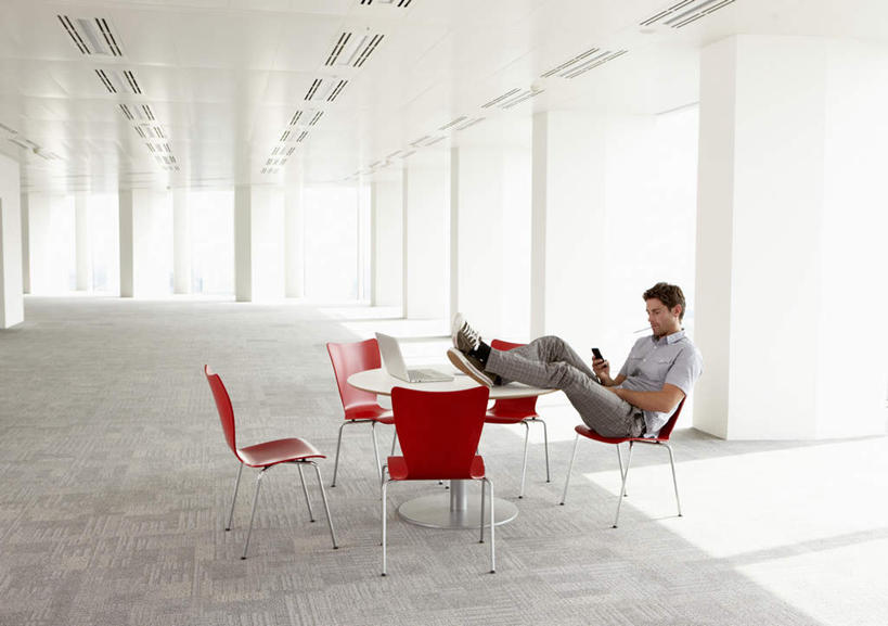 西方人,一个人,商务人士,商务男性,办公室,高楼大厦,坐,打电话,横图,室内,白天,侧面,衬衫,办公楼,窗户,家具,落地窗,桌子,大厦,建筑,摩天大楼,写字楼,电话,手机,椅子,照明,欧洲,欧洲人,仅一个男性,仅一个人,仅一个中年男性,一排,许多,握,阴影,套装,整齐,反射,影子,办公桌,灯光,注视,通讯设备,顶灯,玻璃窗,灯,排列,红色,会议椅,灯具,楼宇,观察,看,商务楼,握着,观看,办公椅,照亮,察看,照明设备,队列,关注,商务装,工薪阶层,一部,办公家具,商务椅,培训椅,交流,男人,男性,中年男性,白种人,白领,上班族,沟通,通话,坐着,彩图,全身,衬衣,大楼,高层建筑,高楼,摩天楼