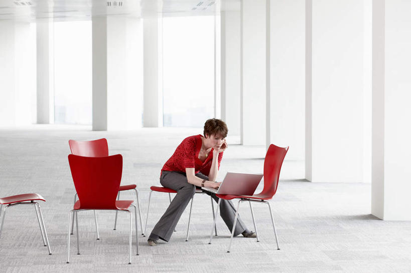 西方人,一个人,商务人士,商务女性,办公室,高楼大厦,坐,打电话,横图,室内,白天,正面,办公楼,电脑,笔记本电脑,窗户,家具,落地窗,桌子,大厦,建筑,摩天大楼,写字楼,电话,手机,椅子,照明,欧洲,欧洲人,仅一个女性,仅一个人,一排,许多,敲打,握,阴影,套装,整齐,反射,网络,影子,办公桌,灯光,注视,输入,通讯设备,顶灯,玻璃窗,灯,排列,红色,会议椅,灯具,楼宇,打字,观察,看,仅一个中年女性,商务楼,握着,观看,点击,一台,敲击,办公椅,照亮,察看,无线,照明设备,队列,关注,通信设备,商务装,无线网络,无线上网,便携式电脑,工薪阶层,一部,办公家具,商务椅,培训椅,交流,按键,手提电脑,女人,女性,中年女性,白种人,白领,上班族,沟通,通话,坐着,彩图,全身,大楼,高层建筑,高楼,摩天楼