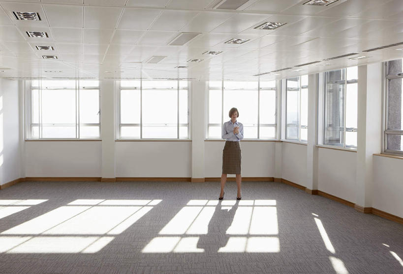 西方人,一个人,商务人士,商务女性,高楼大厦,站,双手交叉,横图,室内,白天,正面,办公楼,窗户,落地窗,大厦,建筑,摩天大楼,写字楼,照明,欧洲,欧洲人,仅一个女性,仅一个人,一排,许多,阴影,套装,整齐,反射,影子,灯光,注视,顶灯,玻璃窗,灯,排列,灯具,楼宇,低头,观察,看,站着,仅一个中年女性,商务楼,观看,照亮,察看,照明设备,队列,关注,商务装,工薪阶层,女人,女性,中年女性,白种人,白领,上班族,十字手,站立,彩图,全身,大楼,高层建筑,高楼,摩天楼