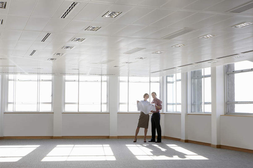 西方人,两个人,同事,商务人士,商务男性,商务女性,高楼大厦,站,说,横图,室内,白天,正面,衬衫,讨论,成功,办公楼,合作,团队,集体,信心,窗户,落地窗,大厦,建筑,摩天大楼,写字楼,照明,欧洲,欧洲人,一排,许多,握,阴影,套装,朦胧,模糊,整齐,反射,图纸,影子,灯光,设计图,注视,队伍,顶灯,玻璃窗,灯,排列,灯具,楼宇,观察,看,站着,商务楼,握着,观看,一份,照亮,察看,领导,照明设备,成就,队列,关注,商务装,合伙,领袖,工程图,草图,蓝图,工薪阶层,交流,男人,男性,女人,女性,中年男性,中年女性,白种人,白领,上班族,设计,沟通,讲话,交谈,商讨,说话,谈话,站立,彩图,全身,衬衣,大楼,高层建筑,高楼,摩天楼