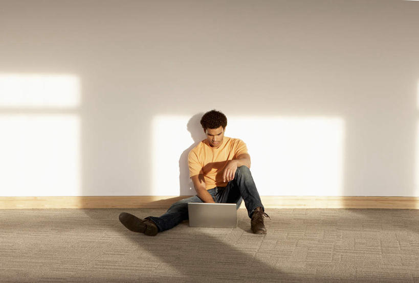 西方人,一个人,商务人士,商务男性,高楼大厦,坐,横图,室内,白天,正面,衬衫,办公楼,电脑,笔记本电脑,大厦,建筑,摩天大楼,写字楼,欧洲,非洲,黑人,欧洲人,仅一个男性,仅一个人,敲打,阴影,套装,反射,网络,影子,墙,注视,输入,通讯设备,墙壁,墙面,仅一个年轻男性,白色,楼宇,打字,低头,观察,看,商务楼,搭,观看,点击,一台,敲击,察看,无线,搭着,关注,通信设备,商务装,无线网络,无线上网,便携式电脑,工薪阶层,按键,手提电脑,男人,男性,年轻男性,非洲人,白领,上班族,坐着,彩图,全身,衬衣,大楼,高层建筑,高楼,摩天楼