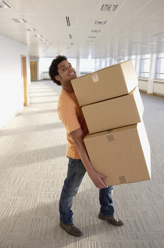 西方人,一个人,商务人士,商务男性,高楼大厦,站,捧,搬运,竖图,室内,白天,侧面,衬衫,办公楼,窗户,落地窗,大厦,建筑,摩天大楼,写字楼,照明,欧洲,非洲,黑人,欧洲人,仅一个男性,仅一个人,一堆,一排,许多,阴影,堆叠,堆积,套装,整齐,反射,包装,影子,纸箱,灯光,注视,顶灯,玻璃窗,灯,排列,仅一个年轻男性,三个,容器,箱子,灯具,楼宇,观察,看,站着,商务楼,观看,堆,照亮,察看,照明设备,队列,关注,纸板箱,商务装,工薪阶层,包装箱,男人,男性,年轻男性,非洲人,白领,上班族,搬,端,端着,捧着,手捧,站立,彩图,全身,衬衣,大楼,高层建筑,高楼,摩天楼