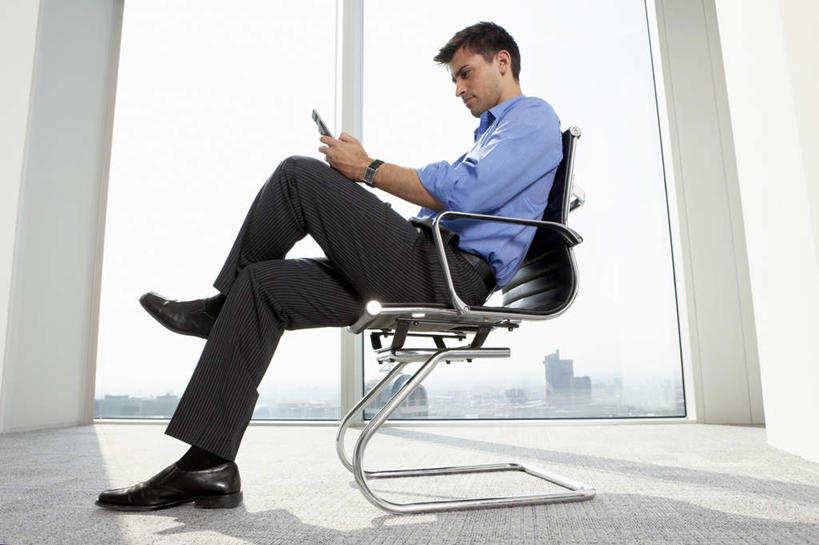 西方人,一个人,商务人士,商务男性,高楼大厦,坐,打电话,横图,室内,白天,仰视,衬衫,办公楼,窗户,落地窗,大厦,建筑,摩天大楼,写字楼,电话,手机,椅子,欧洲,欧洲人,仅一个男性,仅一个人,一把,握,阴影,套装,时间,反射,时钟,手表,影子,二郎腿,计时,注视,通讯设备,玻璃窗,仅一个年轻男性,会议椅,钟表,楼宇,观察,看,表,商务楼,握着,观看,办公椅,腕表,察看,关注,商务装,工薪阶层,一部,商务椅,培训椅,交流,男人,男性,年轻男性,白种人,白领,上班族,钟,沟通,通话,坐着,彩图,低角度拍摄,全身,衬衣,大楼,高层建筑,高楼,摩天楼