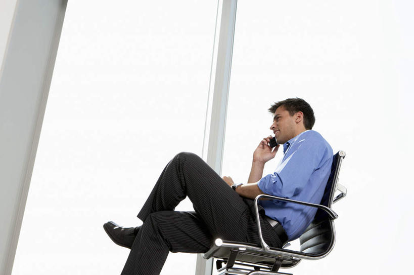 西方人,一个人,商务人士,商务男性,高楼大厦,坐,打电话,横图,室内,白天,仰视,衬衫,办公楼,窗户,落地窗,大厦,建筑,摩天大楼,写字楼,电话,手机,椅子,欧洲,欧洲人,仅一个男性,仅一个人,一把,握,阴影,套装,时间,反射,时钟,手表,影子,二郎腿,计时,注视,通讯设备,玻璃窗,仅一个年轻男性,会议椅,钟表,楼宇,观察,看,表,商务楼,握着,观看,办公椅,腕表,察看,关注,商务装,工薪阶层,一部,商务椅,培训椅,交流,男人,男性,年轻男性,白种人,白领,上班族,钟,沟通,通话,坐着,半身,彩图,低角度拍摄,衬衣,大楼,高层建筑,高楼,摩天楼
