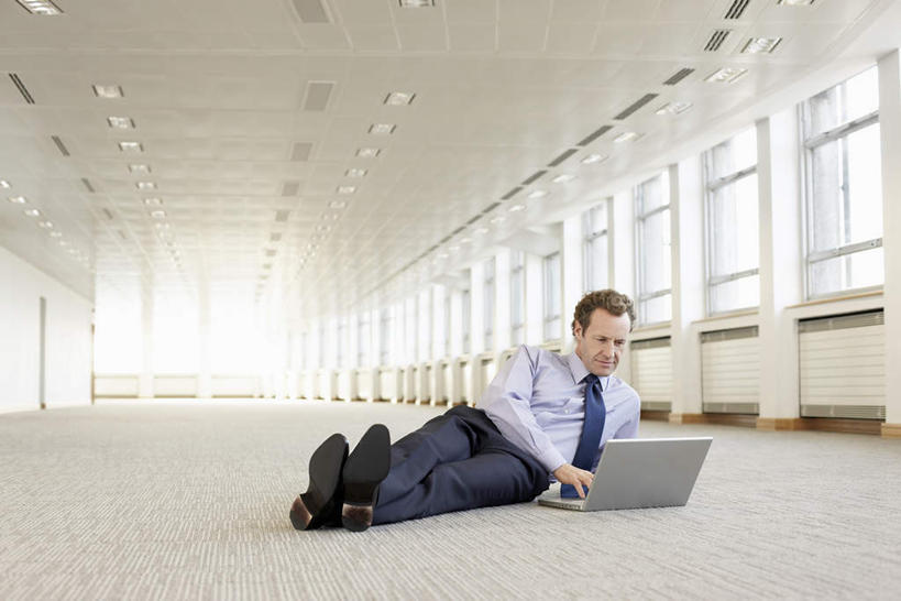 西方人,一个人,商务人士,商务男性,高楼大厦,坐,笑,微笑,露齿笑,横图,室内,白天,正面,鞋,衬衫,办公楼,电脑,笔记本电脑,窗户,大厦,建筑,摩天大楼,写字楼,鞋子,照明,欧洲,欧洲人,仅一个男性,仅一个人,仅一个中年男性,一排,一双,许多,敲打,阴影,套装,整齐,反射,网络,影子,灯光,领带,皮革,注视,输入,通讯设备,顶灯,玻璃窗,灯,排列,灯具,楼宇,打字,低头,观察,看,商务楼,观看,点击,一台,敲击,照亮,察看,无线,照明设备,队列,关注,通信设备,商务装,无线网络,便携式电脑,工薪阶层,按键,手提电脑,男人,男性,中年男性,白种人,白领,上班族,坐着,彩图,全身,衬衣,皮鞋,大楼,高层建筑,高楼,摩天楼