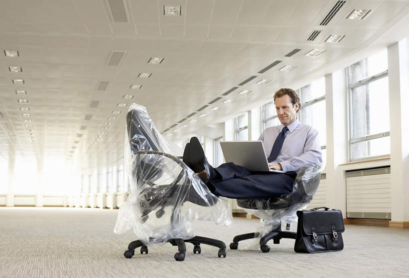 西方人,一个人,商务人士,商务男性,高楼大厦,坐,横图,室内,白天,正面,鞋,衬衫,办公楼,电脑,笔记本电脑,窗户,大厦,建筑,摩天大楼,写字楼,袋子,鞋子,照明,欧洲,欧洲人,仅一个男性,仅一个人,仅一个中年男性,一排,一双,许多,敲打,阴影,套装,整齐,反射,网络,包,公文包,影子,塑料,灯光,领带,皮革,注视,输入,通讯设备,顶灯,玻璃窗,灯,排列,塑料制品,灯具,楼宇,打字,低头,观察,看,商务楼,公事包,观看,点击,一台,敲击,照亮,察看,无线,照明设备,队列,关注,通信设备,商务装,无线网络,便携式电脑,塑封,工薪阶层,按键,手提电脑,男人,男性,中年男性,白种人,白领,上班族,坐着,彩图,全身,衬衣,皮鞋,大楼,高层建筑,高楼,摩天楼,密封袋,塑封袋