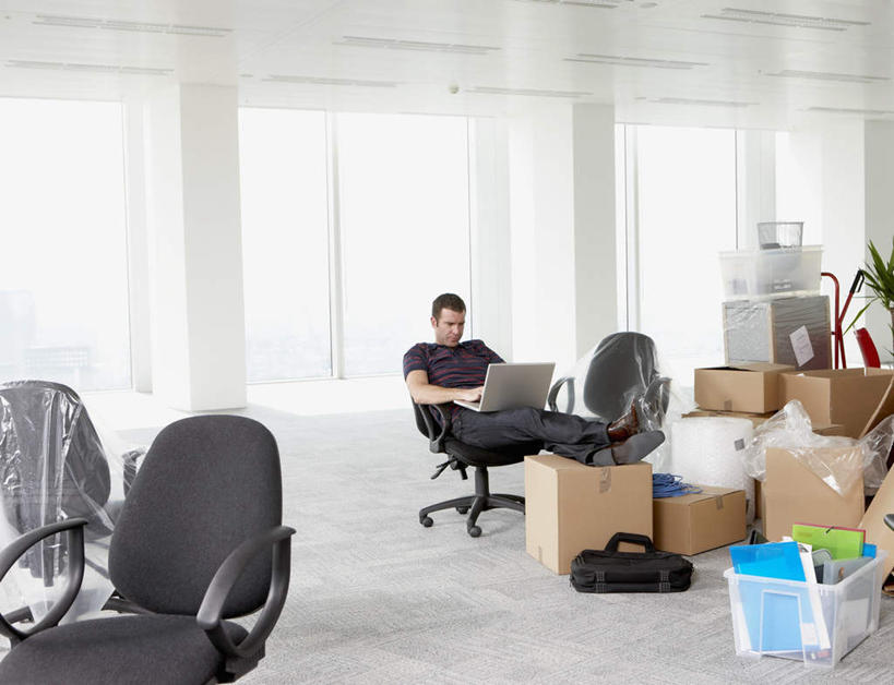 西方人,一个人,高楼大厦,坐,横图,室内,白天,正面,办公楼,电脑,笔记本电脑,植物,窗户,落地窗,大厦,建筑,摩天大楼,写字楼,椅子,欧洲,欧洲人,仅一个男性,仅一个人,仅一个中年男性,一堆,一条,许多,敲打,阴影,堆叠,堆积,反射,网络,包,包装,公文包,盆栽,影子,纸箱,墙,盆景,注视,输入,通讯设备,玻璃窗,墙壁,墙面,绿色,白色,自然,会议椅,容器,箱子,楼宇,打字,观察,看,商务楼,生长,成长,公事包,观看,堆,点击,敲击,办公椅,察看,无线,关注,纸板箱,通信设备,无线网络,无线上网,便携式电脑,包装箱,商务椅,培训椅,按键,手提电脑,男人,男性,中年男性,白种人,坐着,彩图,全身,大楼,高层建筑,高楼,摩天楼