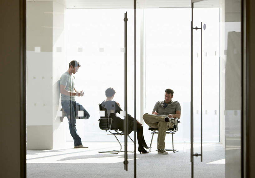 西方人,三个人,同事,商务人士,商务男性,商务女性,站,坐,打电话,横图,室内,白天,正面,衬衫,成功,合作,团队,集体,信心,窗户,落地窗,电话,手机,椅子,欧洲,欧洲人,阴影,套装,反射,影子,二郎腿,注视,通讯设备,队伍,玻璃窗,会议椅,低头,观察,看,站着,观看,办公椅,察看,领导,成就,关注,商务装,合伙,领袖,工薪阶层,商务椅,培训椅,交流,男人,男性,女人,女性,中年男性,中年女性,白种人,白领,上班族,沟通,通话,站立,坐着,彩图,全身,衬衣