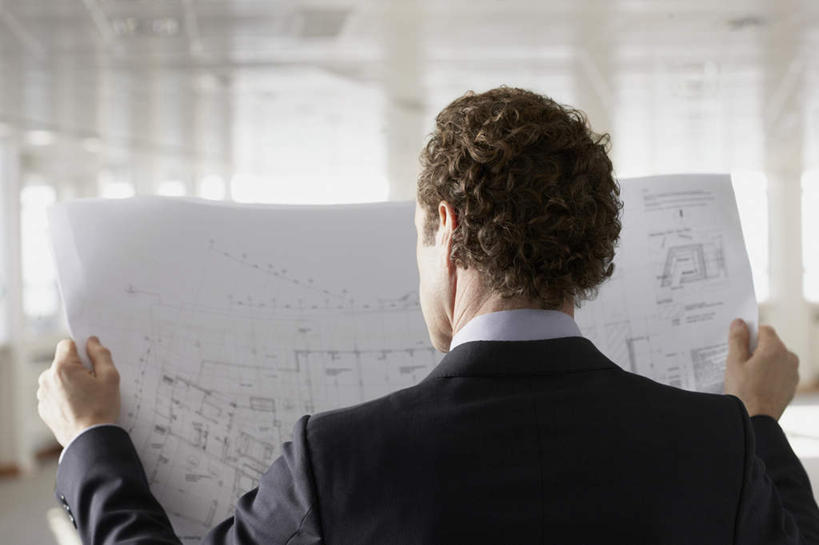 西方人,一个人,商务人士,商务男性,高楼大厦,站,笑,微笑,露齿笑,横图,室内,白天,衬衫,办公楼,大厦,建筑,摩天大楼,写字楼,欧洲,欧洲人,仅一个男性,仅一个人,仅一个中年男性,握,阴影,套装,反射,图纸,影子,设计图,背面,楼宇,站着,商务楼,握着,一份,商务装,工程图,草图,蓝图,工薪阶层,男人,男性,中年男性,白种人,白领,上班族,设计,站立,半身,彩图,衬衣,大楼,高层建筑,高楼,摩天楼