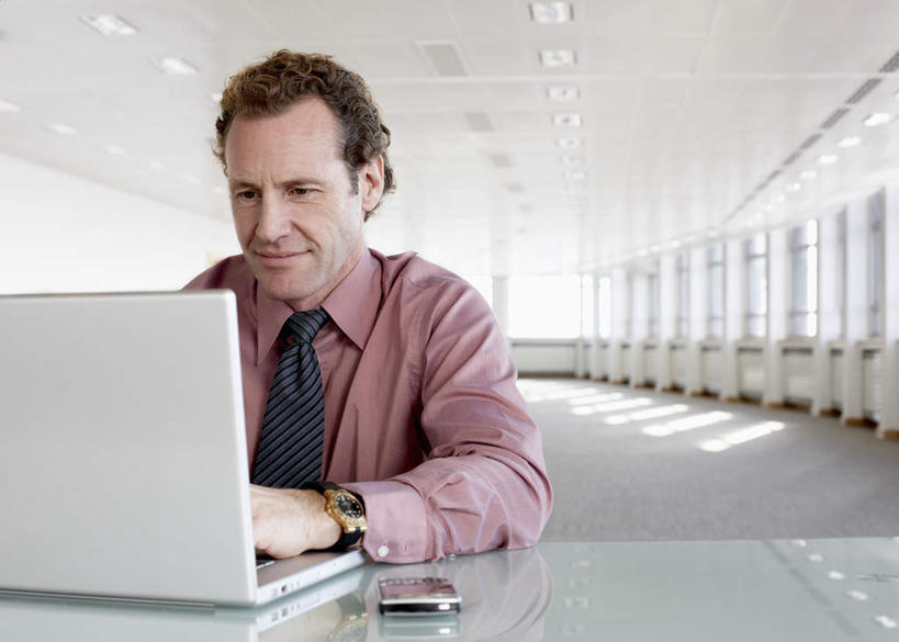 西方人,一个人,商务人士,商务男性,办公室,高楼大厦,坐,打电话,横图,室内,白天,正面,衬衫,办公楼,电脑,笔记本电脑,窗户,家具,落地窗,桌子,大厦,建筑,摩天大楼,写字楼,电话,手机,照明,欧洲,欧洲人,仅一个男性,仅一个人,仅一个中年男性,一排,许多,撑,阴影,套装,整齐,反射,网络,影子,办公桌,走道,走廊,过道,灯光,领带,托腮,注视,通讯设备,顶灯,玻璃窗,灯,排列,灯具,楼宇,观察,看,托,商务楼,观看,一台,照亮,察看,无线,照明设备,队列,关注,托下巴,通信设备,商务装,无线网络,无线上网,便携式电脑,工薪阶层,一部,办公家具,交流,手提电脑,男人,男性,中年男性,白种人,白领,上班族,沟通,通话,坐着,半身,彩图,衬衣,大楼,高层建筑,高楼,摩天楼