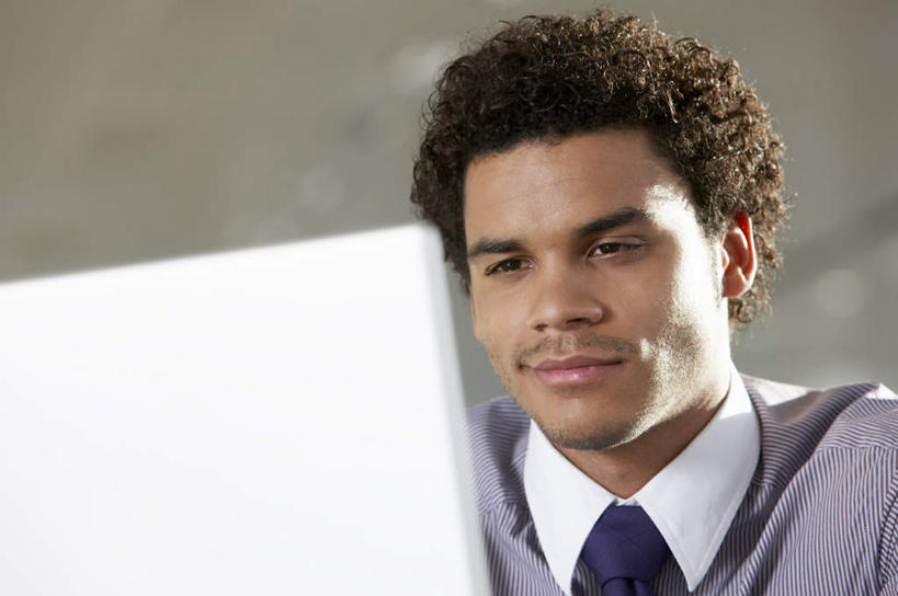 西方人,脸,头,脸颊,头发,一个人,商务人士,商务男性,坐,笑,微笑,横图,室内,特写,白天,仰视,衬衫,电脑,笔记本电脑,欧洲,非洲,黑人,欧洲人,仅一个男性,仅一个人,阴影,套装,朦胧,模糊,反射,网络,影子,墙,棕色,领带,注视,通讯设备,肩膀,墙壁,墙面,仅一个年轻男性,观察,看,观看,一台,察看,无线,关注,通信设备,商务装,无线网络,无线上网,便携式电脑,工薪阶层,手提电脑,男人,男性,年轻男性,非洲人,头部,卷发,脸部,脸蛋,面部,白领,上班族,坐着,半身,彩图,低角度拍摄,衬衣,短发