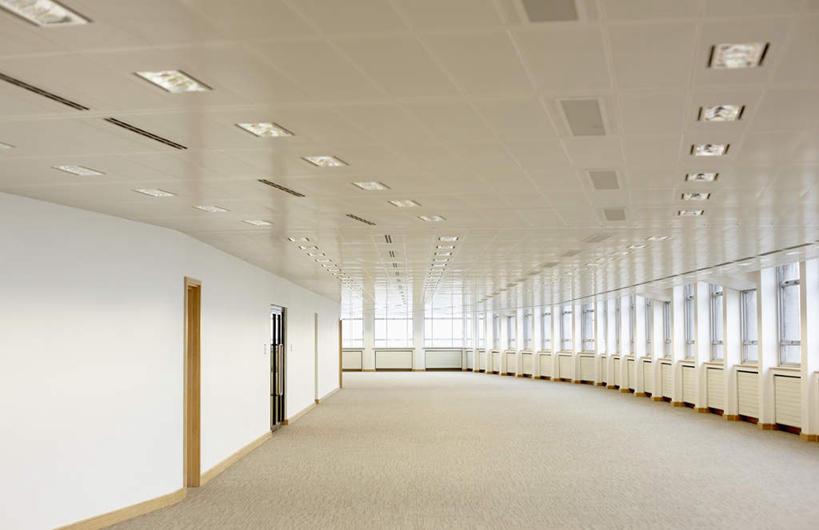 无人,高楼大厦,横图,室内,白天,正面,办公楼,窗户,落地窗,大厦,建筑,摩天大楼,写字楼,照明,一排,许多,阴影,整齐,反射,影子,走道,走廊,过道,灯光,顶灯,玻璃窗,灯,排列,灯具,楼宇,商务楼,照亮,照明设备,队列,彩图,大楼,高层建筑,高楼,摩天楼