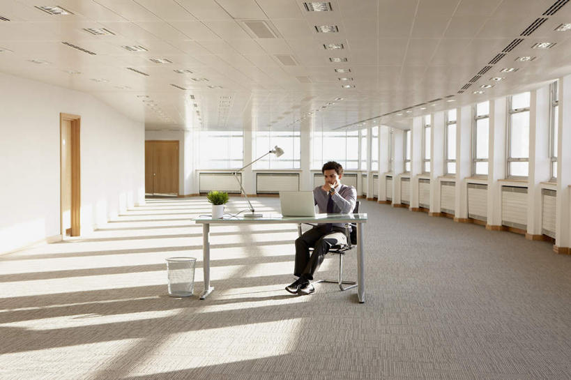 西方人,一个人,商务人士,商务男性,办公室,高楼大厦,坐,横图,室内,白天,正面,衬衫,办公楼,电脑,笔记本电脑,窗户,家具,落地窗,台灯,桌子,大厦,建筑,摩天大楼,写字楼,照明,欧洲,非洲,黑人,欧洲人,仅一个男性,仅一个人,一排,许多,撑,敲打,阴影,套装,整齐,反射,网络,影子,办公桌,走道,走廊,过道,灯光,托腮,注视,输入,通讯设备,顶灯,玻璃窗,灯,排列,仅一个年轻男性,灯具,楼宇,打字,观察,看,托,商务楼,观看,点击,一台,敲击,照亮,察看,无线,照明设备,队列,关注,托下巴,通信设备,商务装,无线网络,无线上网,便携式电脑,工薪阶层,办公家具,按键,手提电脑,男人,男性,年轻男性,非洲人,白领,上班族,坐着,彩图,全身,衬衣,大楼,高层建筑,高楼,摩天楼