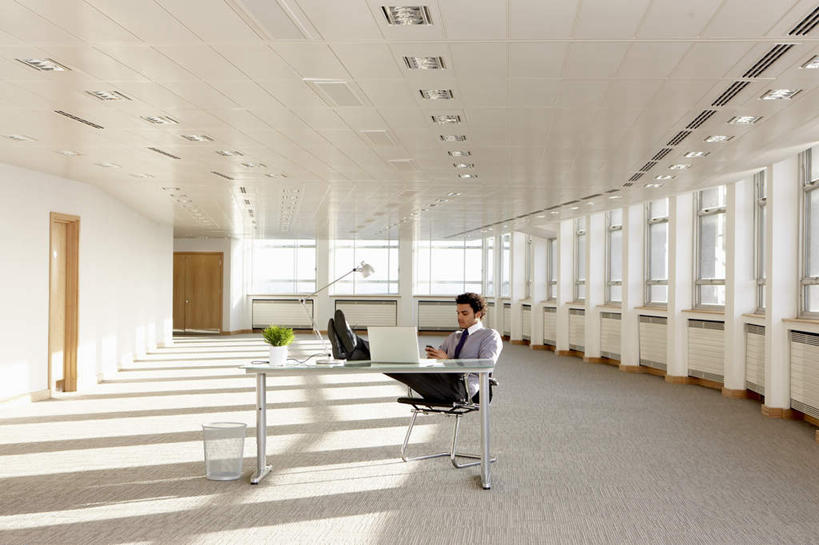 西方人,一个人,商务人士,商务男性,办公室,高楼大厦,坐,横图,室内,白天,侧面,衬衫,办公楼,电脑,笔记本电脑,窗户,家具,落地窗,台灯,桌子,大厦,建筑,摩天大楼,写字楼,照明,欧洲,非洲,黑人,欧洲人,仅一个男性,仅一个人,一排,许多,敲打,阴影,套装,整齐,反射,网络,影子,办公桌,走道,走廊,过道,灯光,注视,输入,通讯设备,顶灯,玻璃窗,灯,排列,仅一个年轻男性,灯具,楼宇,打字,观察,看,商务楼,观看,翘,点击,一台,敲击,照亮,察看,无线,照明设备,队列,关注,通信设备,商务装,无线网络,无线上网,便携式电脑,工薪阶层,办公家具,按键,手提电脑,男人,男性,年轻男性,非洲人,白领,上班族,坐着,彩图,全身,衬衣,大楼,高层建筑,高楼,摩天楼