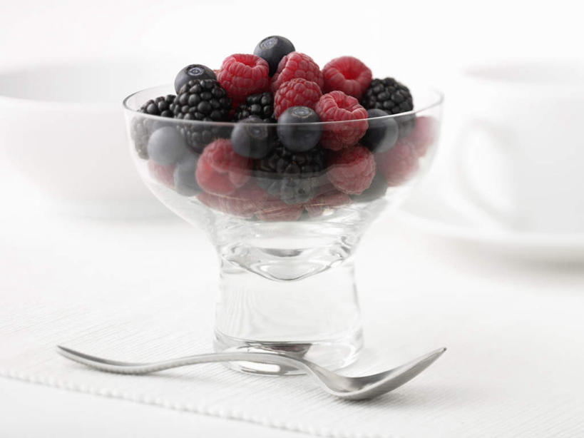 无人,横图,俯视,室内,特写,白天,白色背景,餐桌,桌子,浆果,蓝莓,黑莓,水果,一把,一堆,许多,阴影,堆叠,堆积,朦胧,模糊,新鲜,反射,影子,勺子,陶瓷,桑葚,生食,食品,果实,陶瓷制品,食物,红色,白色,容器,调羹,汤匙,碗,覆盆子,摄影,有机食品,绿色食品,影棚,餐台,储藏,堆,储存,露莓,山都柿,蓝浆果,蓝靛果,彩图,高角度拍摄,影棚拍摄,拍摄,贮存