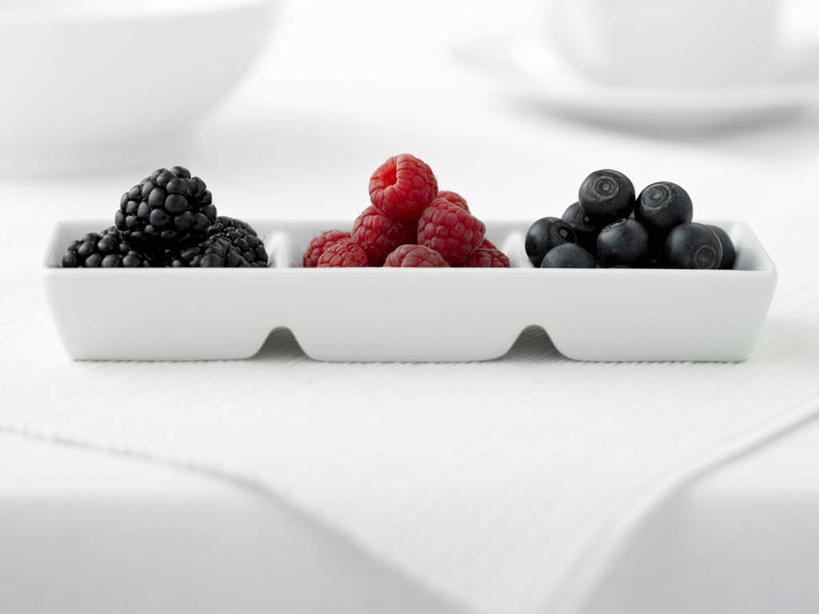 无人,横图,俯视,室内,特写,白天,白色背景,餐桌,桌子,浆果,蓝莓,水果,一堆,一排,许多,阴影,堆叠,堆积,新鲜,整齐,反射,布料,影子,陶瓷,生食,食品,果实,陶瓷制品,布纹,桌布,食物,排列,白色,餐巾,容器,台布,碗,摄影,有机食品,绿色食品,影棚,餐台,储藏,堆,储存,队列,山都柿,蓝浆果,蓝靛果,彩图,高角度拍摄,影棚拍摄,拍摄,贮存