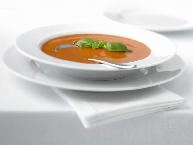 无人,横图,俯视,室内,特写,白天,白色背景,烹饪,西餐,餐桌,桌子,蔬菜,餐具,阴影,新鲜,反射,布料,碟子,盘,影子,勺子,陶瓷,汤,料理,食品,陶瓷制品,布纹,菜肴,美食,桌布,食物,盘子,餐巾,容器,调羹,碟,台布,汤匙,碗,西式,摄影,佳肴,有机食品,绿色食品,影棚,餐台,储藏,储存,彩图,高角度拍摄,影棚拍摄,拍摄,贮存