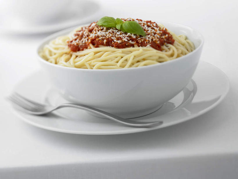 面食,面条,意大利面,无人,横图,俯视,室内,特写,白天,白色背景,西餐,植物,餐桌,桌子,餐具,叶子,一把,一堆,许多,阴影,堆叠,堆积,反射,叉子,碟子,盘,影子,陶瓷,调料,酱料,酱汁,面,香料,佐料,料理,食品,绿叶,草药,陶瓷制品,调味品,调味料,酱,中药,食物,白色,盘子,容器,碟,碗,香草,嫩叶,西式,摄影,影棚,餐台,储藏,堆,罗勒,储存,紫苏,药材,中草药,餐叉,九层塔,圣约瑟夫草,甜罗勒,兰香,中药材,本草,叶,叶片,进餐用具,彩图,高角度拍摄,影棚拍摄,拍摄,贮存