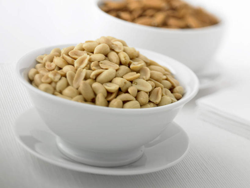 无人,横图,俯视,室内,特写,白天,白色背景,植物,餐桌,桌子,豆,花生,餐具,一堆,许多,阴影,堆叠,堆积,朦胧,模糊,反射,碟子,盘,影子,陶瓷,豆类,豆子,坚果,陶瓷制品,白色,盘子,容器,碟,碗,摄影,长生果,影棚,餐台,储藏,堆,储存,花生仁,豆科,落花生,落生,花生米,花生豆,彩图,高角度拍摄,影棚拍摄,拍摄,贮存