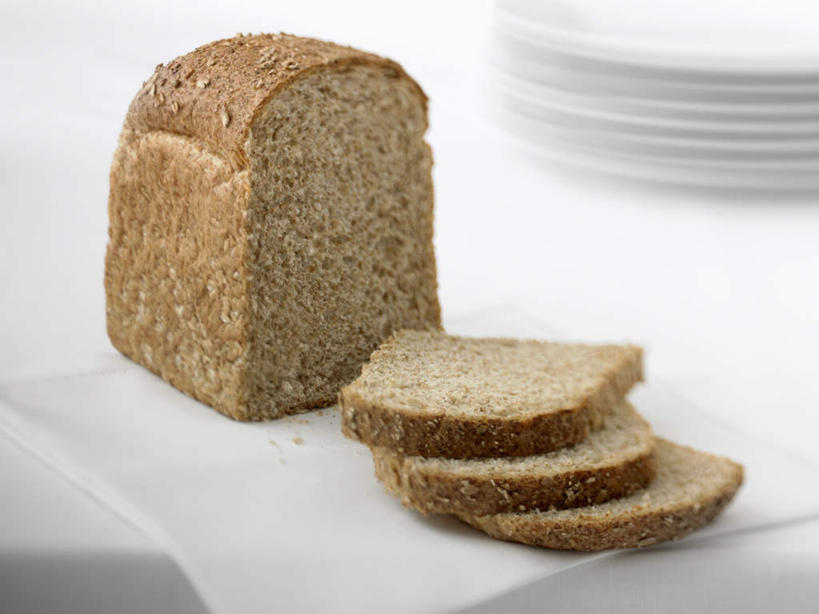 点心,面包,无人,横图,俯视,室内,特写,白天,白色背景,餐桌,桌子,餐具,切开,阴影,朦胧,模糊,反射,碟子,盘,影子,食品,面点,食物,糕点,白色,盘子,碟,切,黑面包,摄影,影棚,餐台,全麦面包,剖面,切面,麸皮面包,彩图,高角度拍摄,影棚拍摄,拍摄