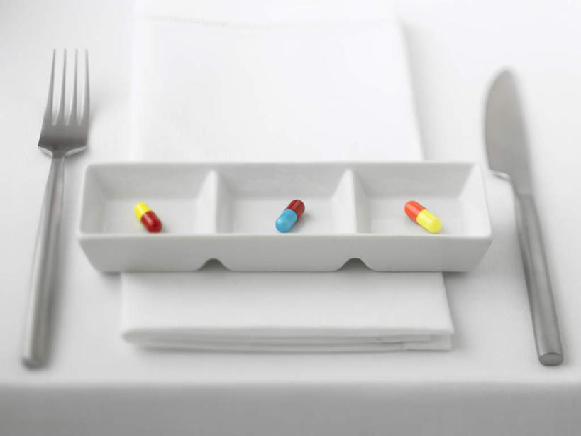 无人,横图,俯视,室内,特写,白天,白色背景,安全,餐桌,桌子,餐具,一排,阴影,整齐,反射,布料,叉子,刀叉,刀子,药剂,影子,陶瓷,防护,陶瓷制品,布纹,胶囊,桌布,排列,三个,白色,餐巾,容器,药品,台布,碗,治疗,摄影,影棚,餐台,储藏,保护,药物,医疗,储存,队列,餐刀,保险,预防,餐叉,平安,进餐用具,彩图,高角度拍摄,影棚拍摄,拍摄,贮存