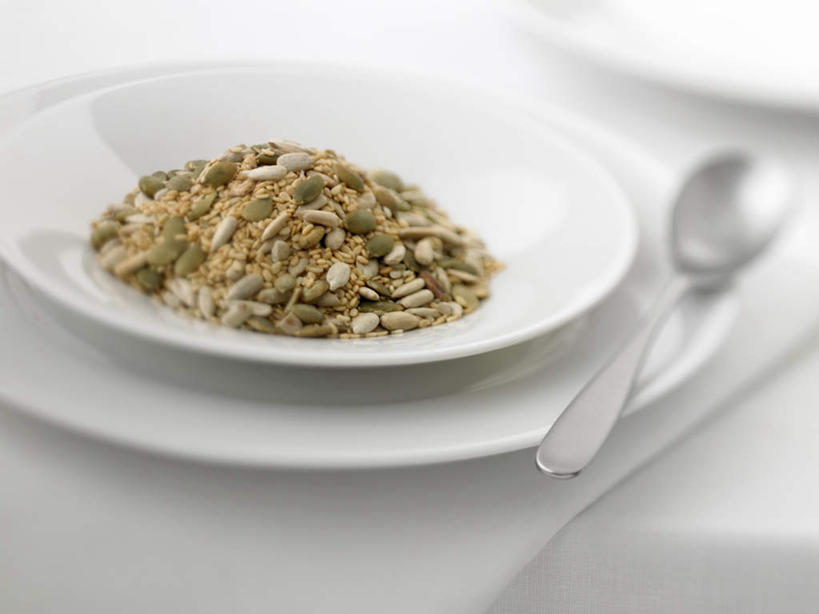 点心,无人,横图,俯视,室内,特写,白天,白色背景,餐桌,桌子,餐具,一把,一堆,许多,阴影,堆叠,堆积,朦胧,模糊,反射,碟子,盘,影子,勺子,陶瓷,食品,坚果,陶瓷制品,小吃,食物,白色,盘子,容器,调羹,碟,汤匙,碗,零食,摄影,影棚,餐台,储藏,堆,瓜子,储存,葵花籽,葵花子,彩图,高角度拍摄,影棚拍摄,拍摄,贮存