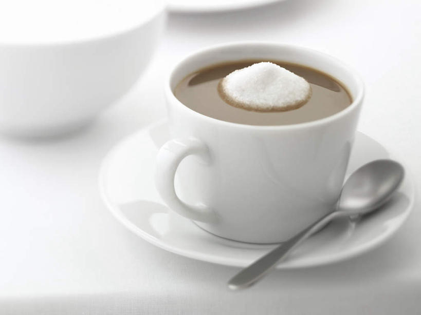 咖啡,无人,横图,俯视,室内,特写,白天,白色背景,幸福,餐桌,桌子,杯子,餐具,阴影,朦胧,模糊,反射,瓷器,碟子,盘,影子,调料,糖,褐色,咖啡杯,陶瓷制品,调味品,调味料,娱乐,饮料,白色,盘子,碟,享受,休闲,温馨,放松,乐趣,摄影,影棚,餐台,提神,舒适,瓷杯,醒脑,软饮料,彩图,高角度拍摄,影棚拍摄,拍摄