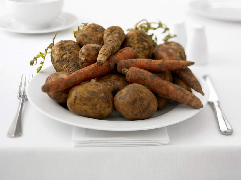 无人,横图,俯视,室内,特写,白天,白色背景,餐桌,桌子,萝卜,胡萝卜,蔬菜,土豆,杯子,餐具,一堆,许多,阴影,堆叠,堆积,朦胧,模糊,新鲜,反射,叉子,瓷器,刀叉,刀子,碟子,盘,影子,泥土,土壤,食品,咖啡杯,陶瓷制品,食物,白色,盘子,碟,摄影,有机食品,绿色食品,影棚,餐台,堆,餐刀,瓷杯,餐叉,馍馍蛋,进餐用具,洋芋,山药蛋,马铃薯,红萝卜,甘荀,彩图,高角度拍摄,影棚拍摄,拍摄