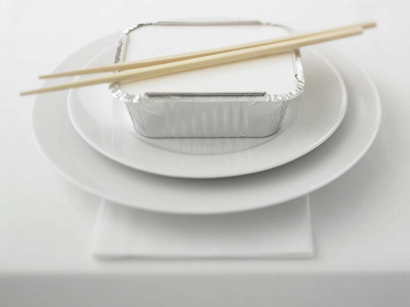 无人,横图,俯视,室内,特写,白天,白色背景,餐桌,筷子,桌子,餐具,一双,阴影,反射,布料,碟子,盘,影子,纸盒,布纹,文化,传统,盒子,桌布,包装盒,盘子,餐巾,碟,台布,摄影,影棚,餐台,礼节,礼仪,进餐用具,彩图,高角度拍摄,影棚拍摄,拍摄