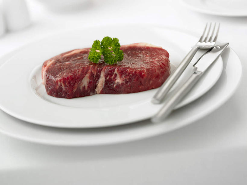 无人,横图,俯视,室内,特写,白天,白色背景,烹饪,西餐,餐桌,桌子,餐具,阴影,反射,叉子,刀叉,刀子,碟子,盘,影子,肉,牛排,牛肉,料理,食品,菜肴,美食,肉类,食物,两个,白色,盘子,碟,西式,摄影,佳肴,影棚,餐台,餐刀,肉食,餐叉,进餐用具,彩图,高角度拍摄,影棚拍摄,拍摄