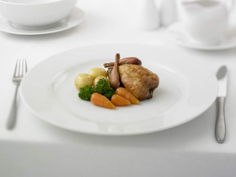 无人,横图,俯视,室内,特写,白天,白色背景,烹饪,西餐,餐桌,桌子,萝卜,胡萝卜,蔬菜,土豆,杯子,餐具,一堆,许多,阴影,堆叠,堆积,新鲜,反射,叉子,瓷器,刀叉,刀子,碟子,盘,影子,鸡肉,肉,料理,食品,咖啡杯,陶瓷制品,菜肴,美食,肉类,食物,盘子,碟,烤鸡,西式,摄影,佳肴,有机食品,绿色食品,影棚,餐台,堆,餐刀,瓷杯,肉食,餐叉,馍馍蛋,进餐用具,洋芋,山药蛋,马铃薯,红萝卜,甘荀,彩图,高角度拍摄,影棚拍摄,拍摄