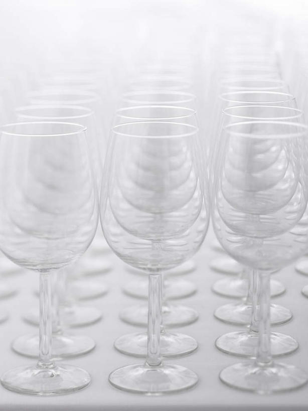 无人,竖图,俯视,室内,特写,白天,白色背景,餐桌,桌子,静物,杯子,一排,许多,阴影,朦胧,模糊,整齐,反射,高脚杯,影子,红酒杯,玻璃制品,排列,酒杯,摄影,影棚,餐台,葡萄酒杯,队列,玻璃杯,彩图,高角度拍摄,影棚拍摄,拍摄