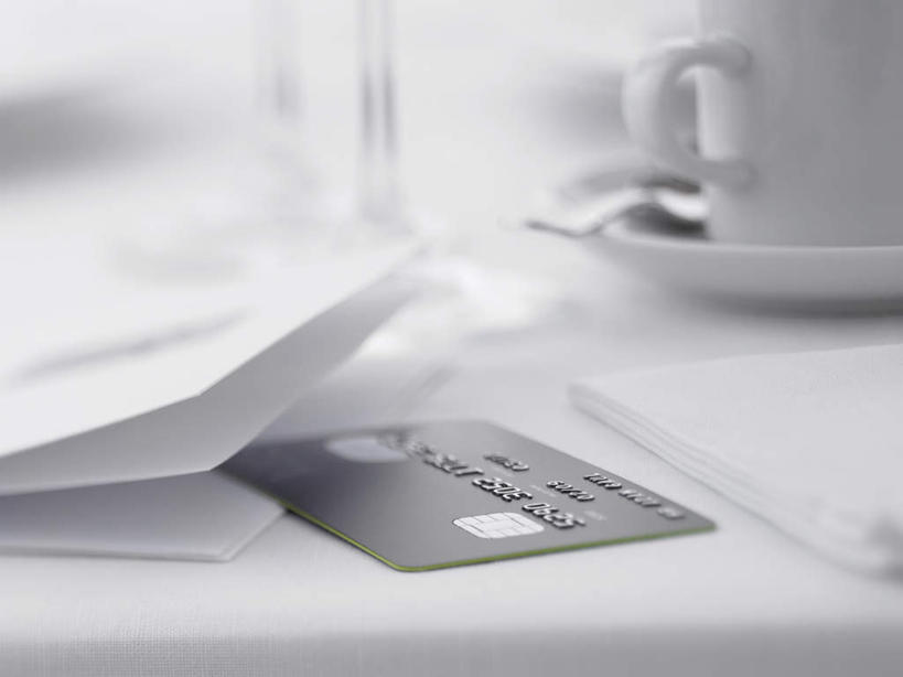 无人,横图,俯视,室内,特写,白天,白色背景,信用卡,餐桌,桌子,静物,杯子,餐具,阴影,朦胧,模糊,反射,瓷器,碟子,盘,影子,咖啡杯,陶瓷制品,盘子,碟,卡,储蓄卡,摄影,影棚,餐台,瓷杯,银行卡,彩图,高角度拍摄,影棚拍摄,拍摄