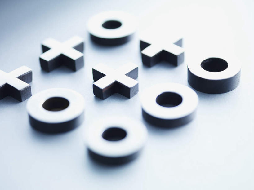 无人,横图,俯视,室内,特写,白天,游戏,静物,金属制品,许多,阴影,灰色背景,反射,金属,英文,标志,文字,影子,字符,字母,玩,娱乐,标识,排列,休闲,摄影,影棚,活动,英文字母,发泄,消遣,智力,宣泄,摆列,玩耍,嬉戏,彩图,高角度拍摄,影棚拍摄,拍摄,井字游戏,连珠游戏,布列,分列