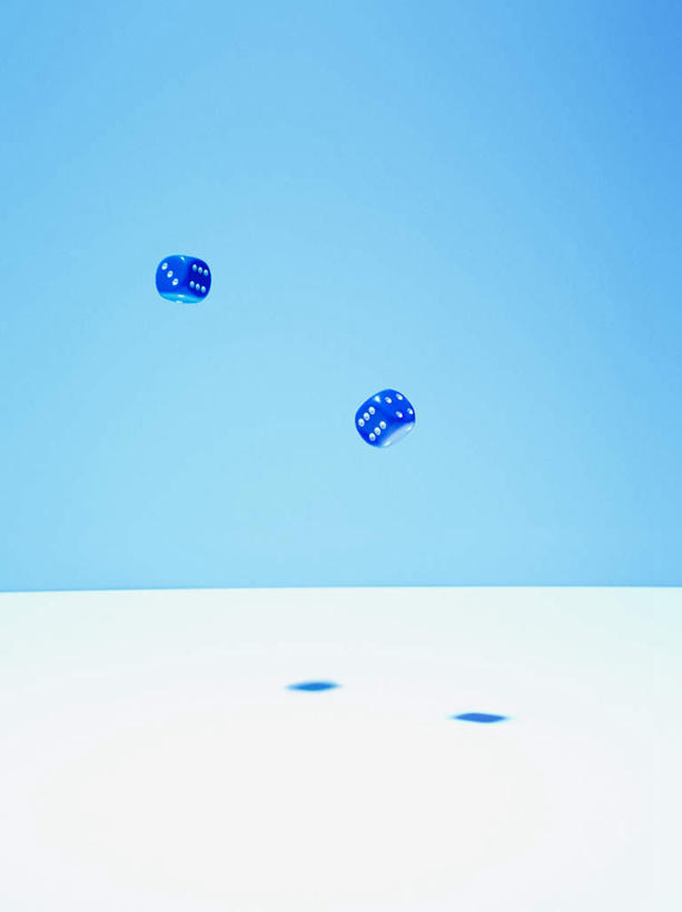 无人,竖图,室内,特写,白天,正面,游戏,赌博,贪欲,竞争,桌面,桌子,静物,玩具,阴影,蓝色背景,反射,木制,骰子,影子,玩,娱乐,刺激,两个,蓝色,木制品,休闲,腾空,摄影,影棚,活动,发泄,消遣,智力,赌具,色子,投机,侥幸,欲望,投子,宣泄,凌空,玩耍,嬉戏,彩图,影棚拍摄,拍摄,胜负,输赢