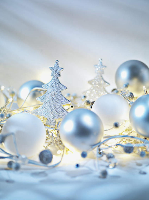 无人,竖图,俯视,室内,特写,白天,白色背景,幸福,桌面,桌子,哺乳动物,鹿,野生动物,静物,照明,圣诞节,阴影,节日,朦胧,模糊,庆祝,装饰,反射,光线,木制,彩灯,挂饰,影子,灯光,圣诞球,文化,灯,球,动物,木制品,灯具,庆典,球体,可爱,摄影,花灯,活泼,影棚,纪念,华丽,修饰,照亮,吉祥,点缀,照明设备,衬托,美观,雅致,雅观,进取,角鹿,驯鹿,彩图,高角度拍摄,影棚拍摄,拍摄