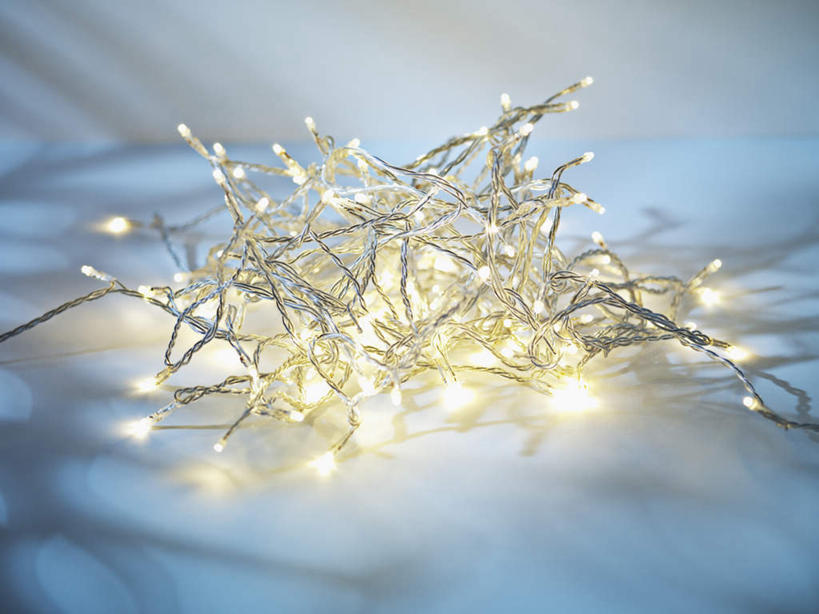 无人,横图,俯视,室内,特写,白天,白色背景,桌面,桌子,静物,照明,圣诞节,阴影,节日,朦胧,模糊,庆祝,反射,光线,木制,彩灯,影子,灯光,文化,灯,木制品,灯具,庆典,摄影,花灯,影棚,纪念,照亮,照明设备,彩图,高角度拍摄,影棚拍摄,拍摄