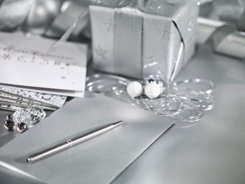 无人,横图,室内,特写,白天,正面,静物,礼盒,礼物,圣诞节,节日,朦胧,模糊,庆祝,装饰,包装,包装纸,笔,丝绸,丝带,纸,纸盒,办公用品,缎带,贺卡,纸张,祝福,文化,水笔,绸带,盒子,文具,包装盒,卡片,学习用品,礼品盒,庆典,摄影,礼品,影棚,纪念,华丽,修饰,文具用品,点缀,包装材料,牛皮纸,礼仪,祝愿,衬托,美观,雅致,雅观,彩图,影棚拍摄,拍摄